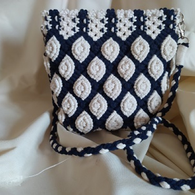 BOLSO DE MACRAMÉ NATURAL Y AZUL