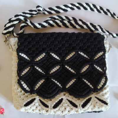 BOLSO DE MACRAMÉ BLANCO Y NEGRO
